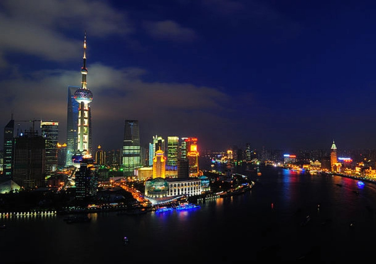 东方明珠广播电视塔：上海市标志性建筑、亚洲第六高塔