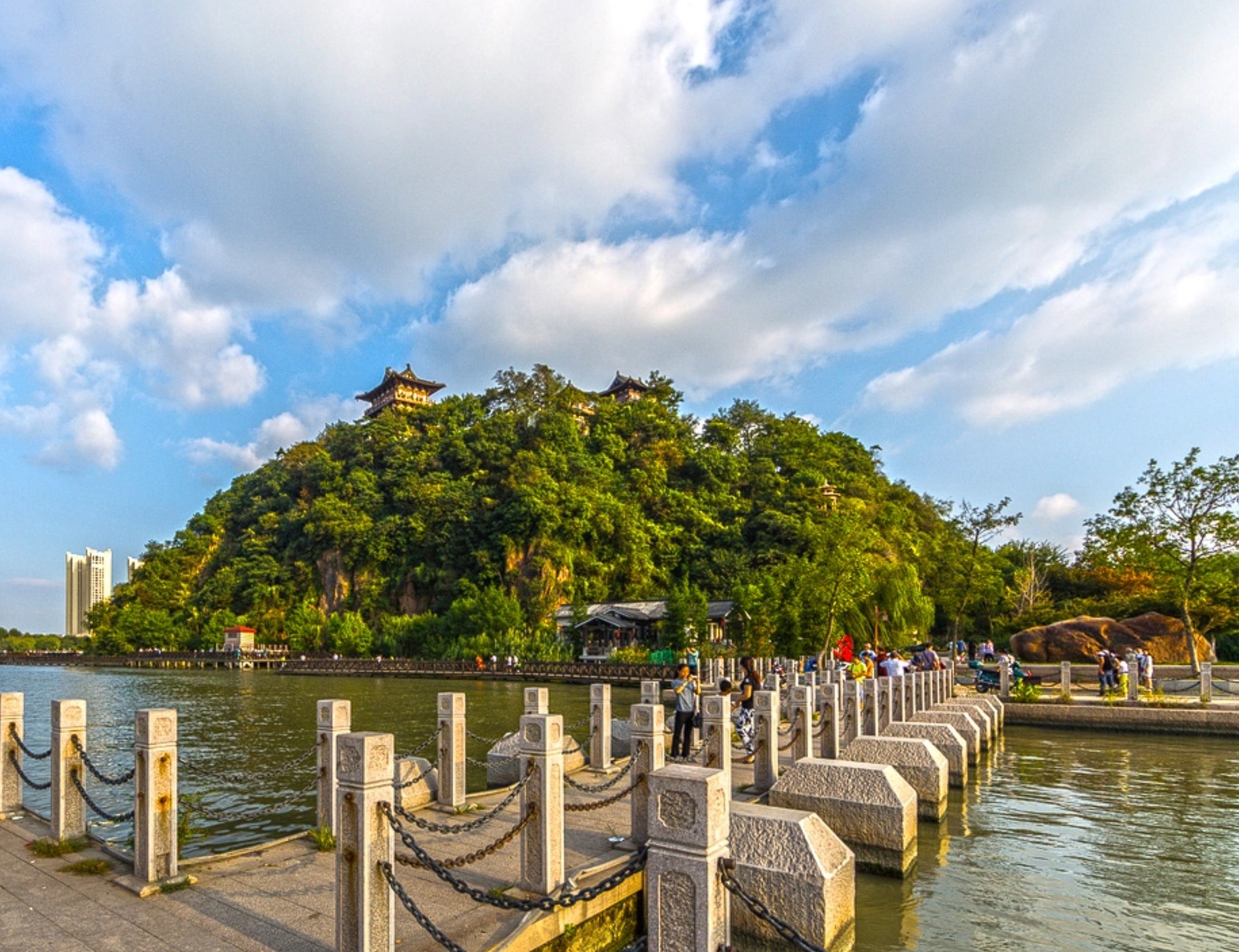 北固山：京口三山名胜之一，形势险要，风景秀丽