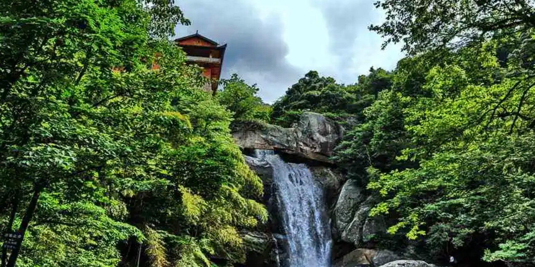 大自然鬼斧神工造就悬岩、峭壁、瀑布，5A级旅游景区——台州天台山