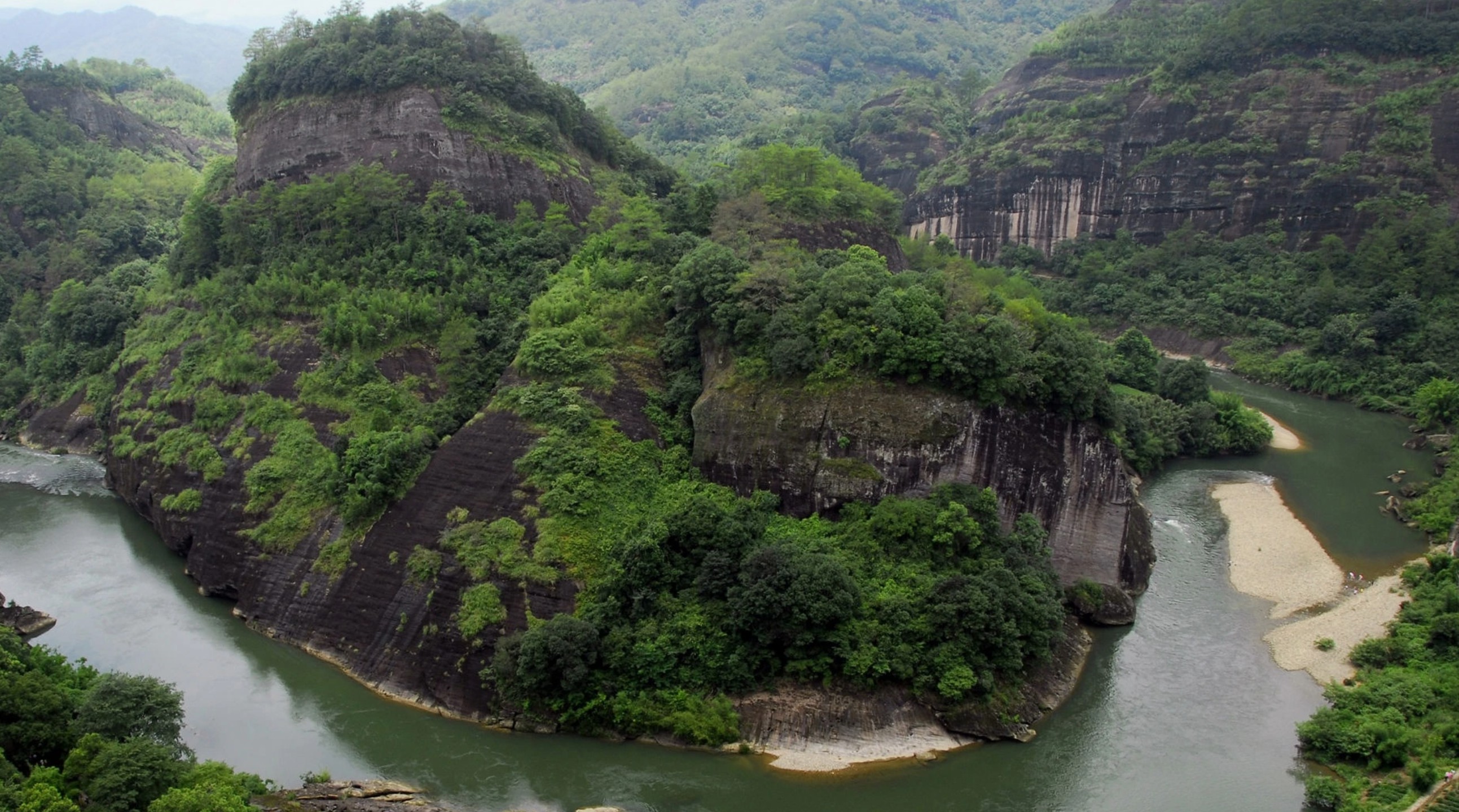 武夷山：国家级自然保护区，雄伟奇特的峰岩、峡谷景观