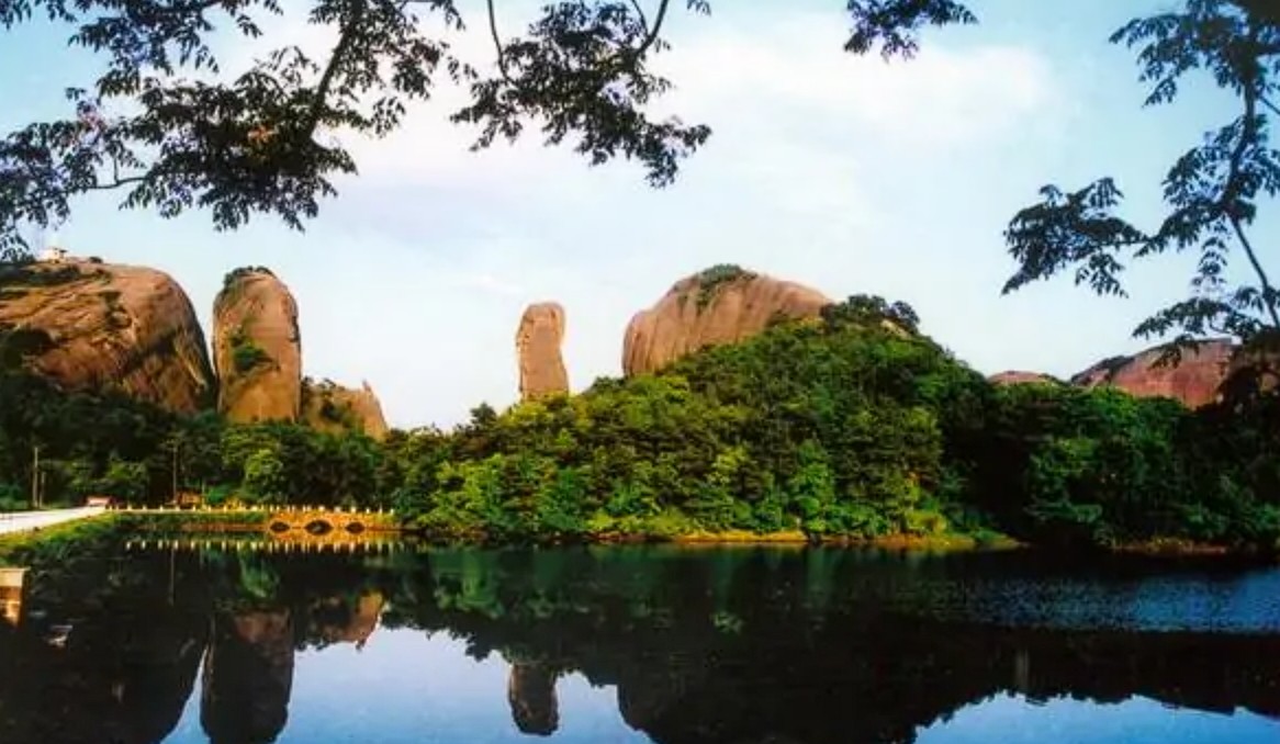 上饶龟峰景区：世界地质公园，国家级风景名胜区、5A级旅游景区、国家森林公园