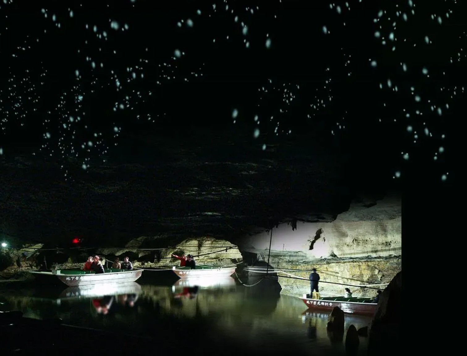 萤火虫水洞•地下大峡谷旅游区：集休闲观光、科考探险等多功能于一体大型综合性生态旅游区