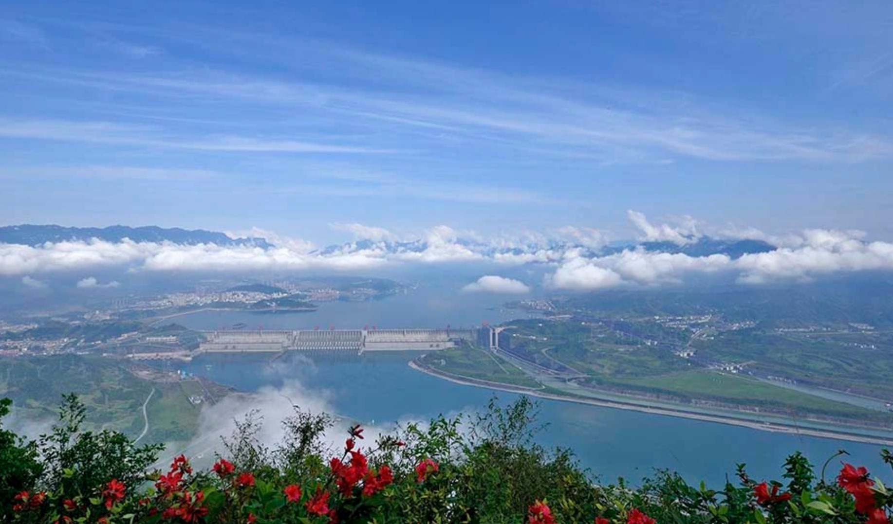 三峡大坝旅游区：首批国家5A级旅游景区，游览、科教、休闲、娱乐为一体的综合性景区
