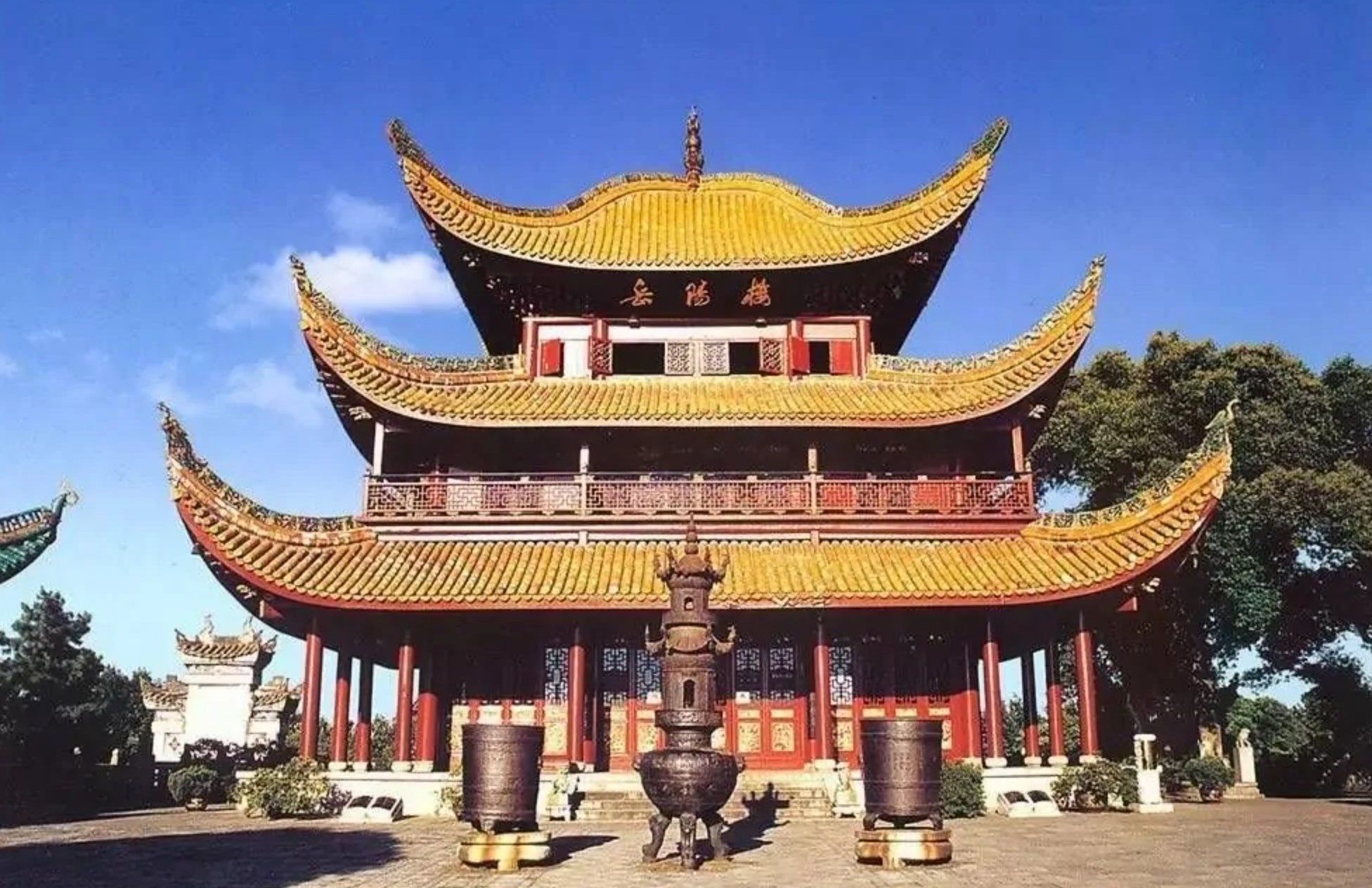 岳阳楼：“江南三大名楼”之一，“中国十大历史文化名楼”、古代四大名楼之一，世称“天下第一楼”