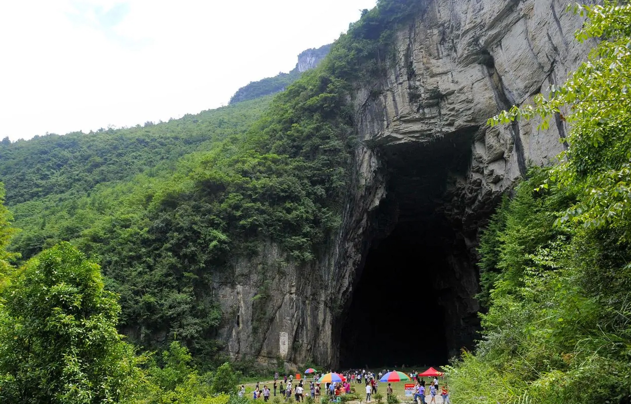 腾龙洞：中国已探明的最大溶洞，湖北省省级风景名胜区，5A级风景区