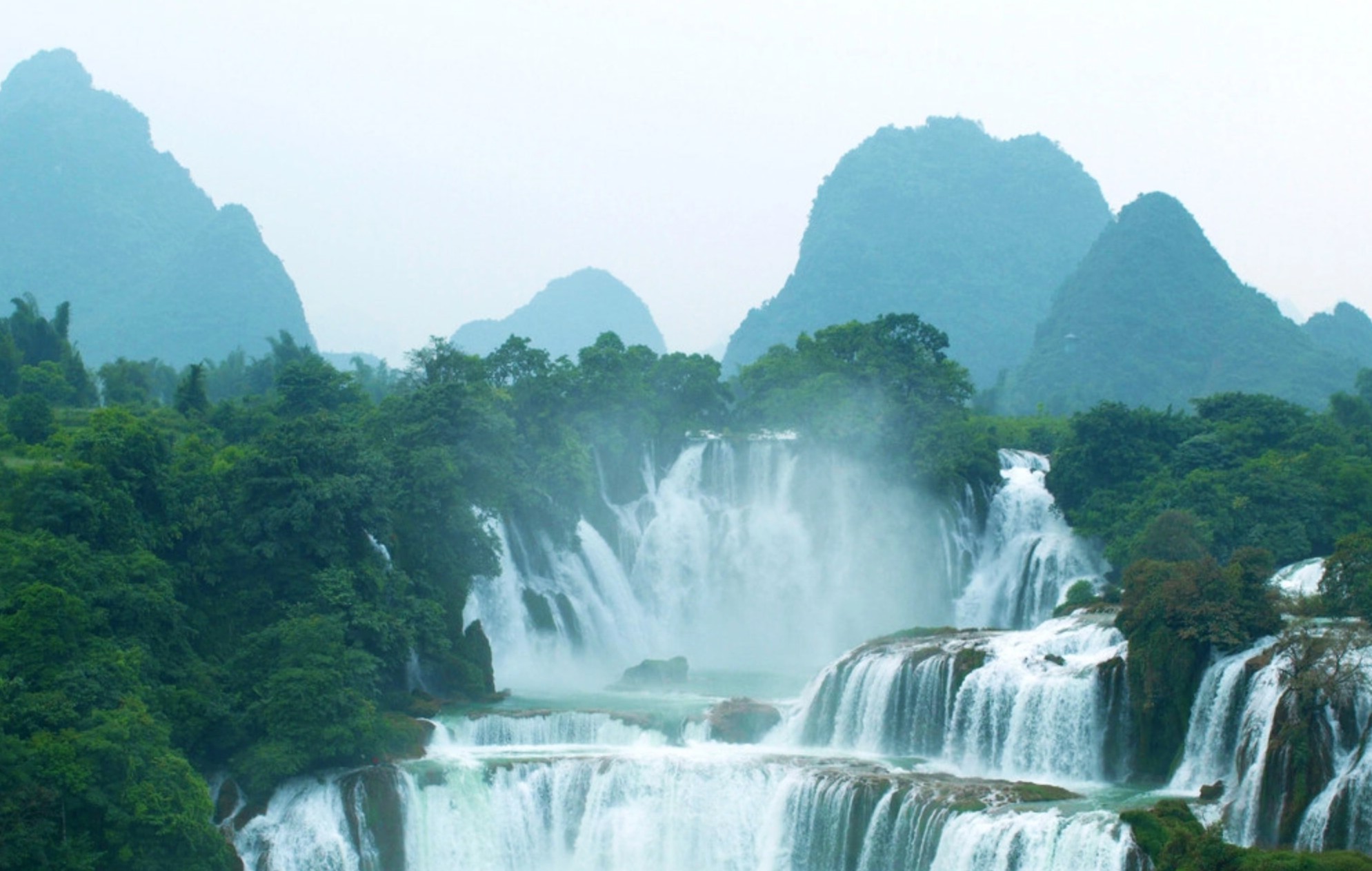 德天瀑布：亚洲第一大跨国瀑布，瀑布气势磅礴、蔚为壮观，与越南板约瀑布相连