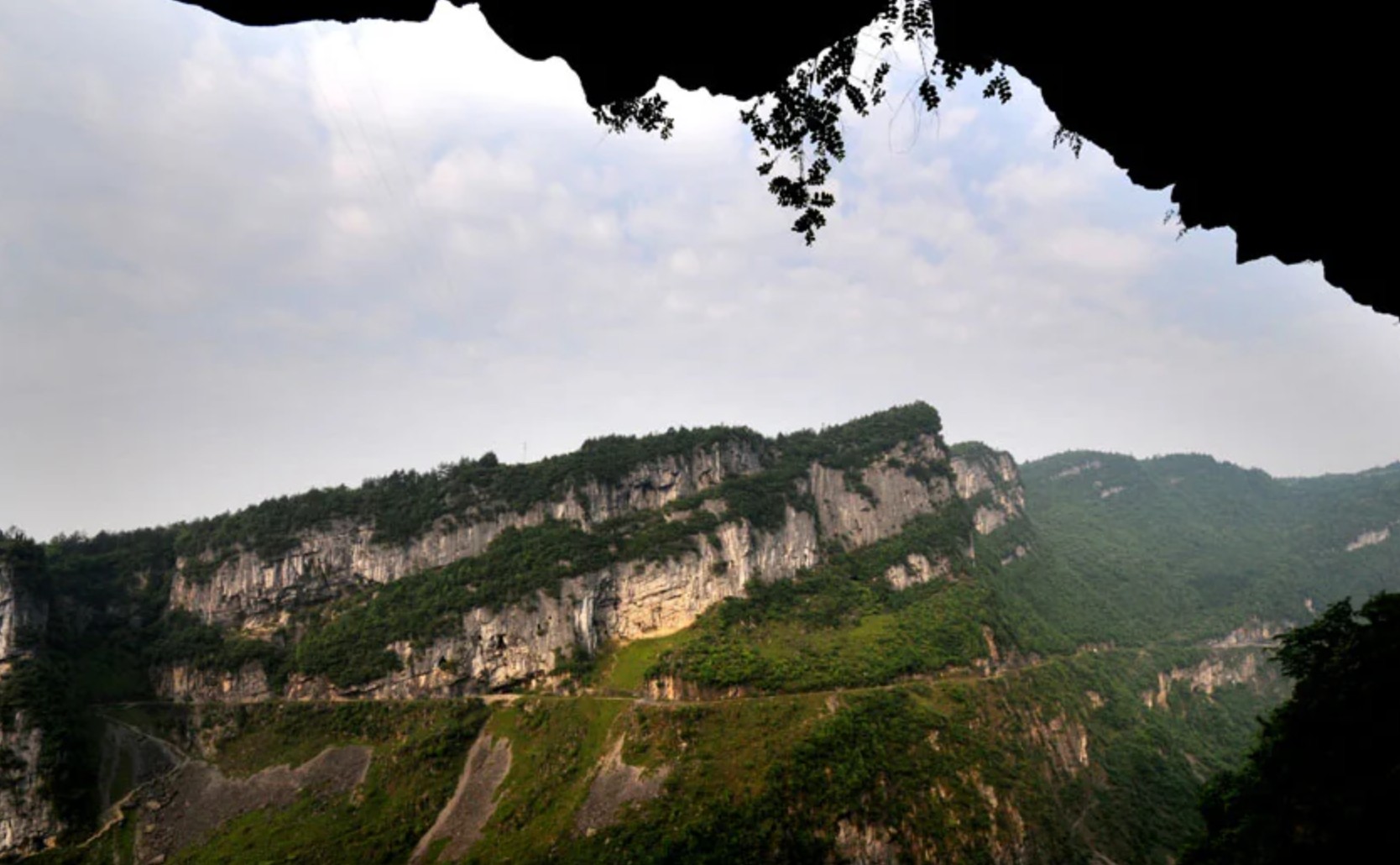 武隆喀斯特旅游区：集溶洞、天坑、地缝、峡谷、峰丛、高山草原的喀斯特自然景观