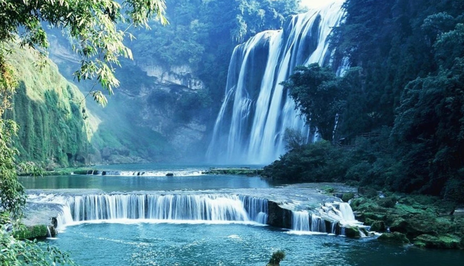 黄果树瀑布：喀斯特地貌中的侵蚀裂点型瀑布，世界著名大瀑布之一