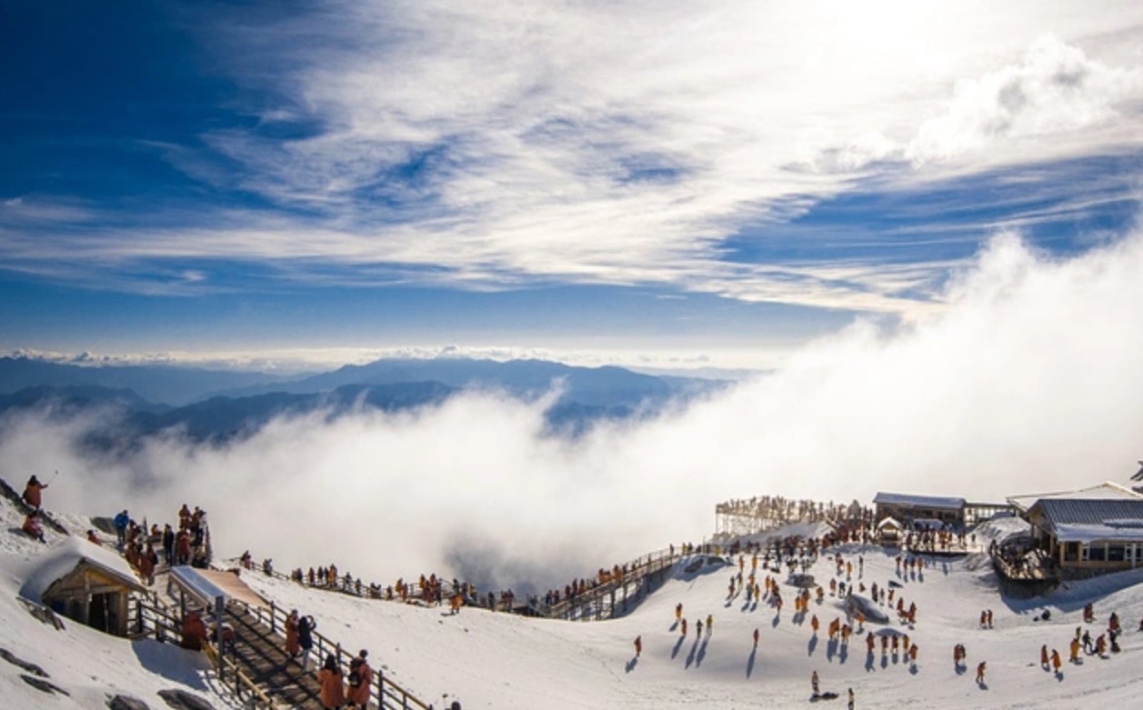 玉龙雪山景区：北半球最南的大雪山，海拔4000米以上，拥有险、奇、美、秀的绝景