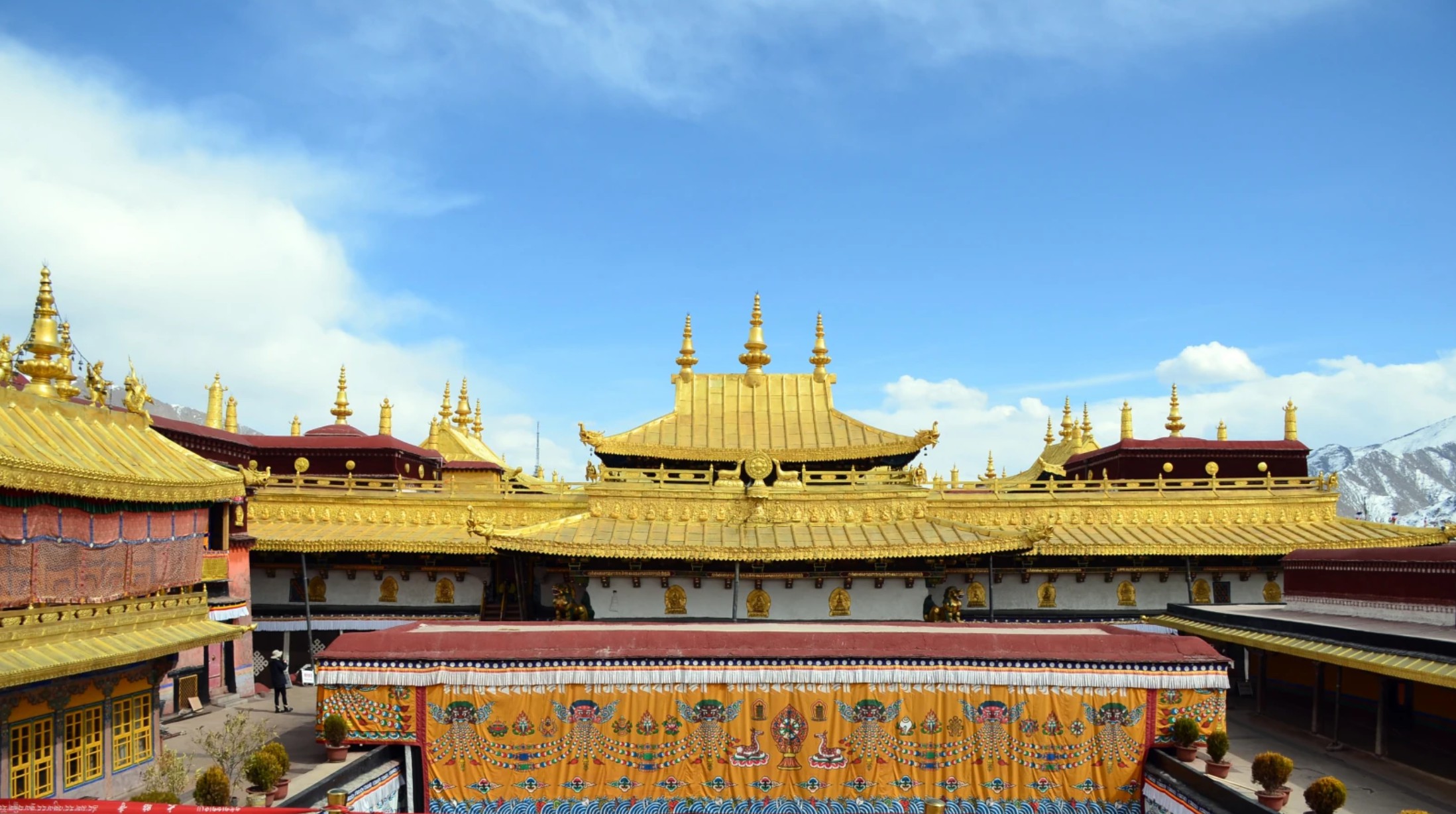 大昭寺：已有1300多年的历史，在藏传佛教中拥有至高无上的地位