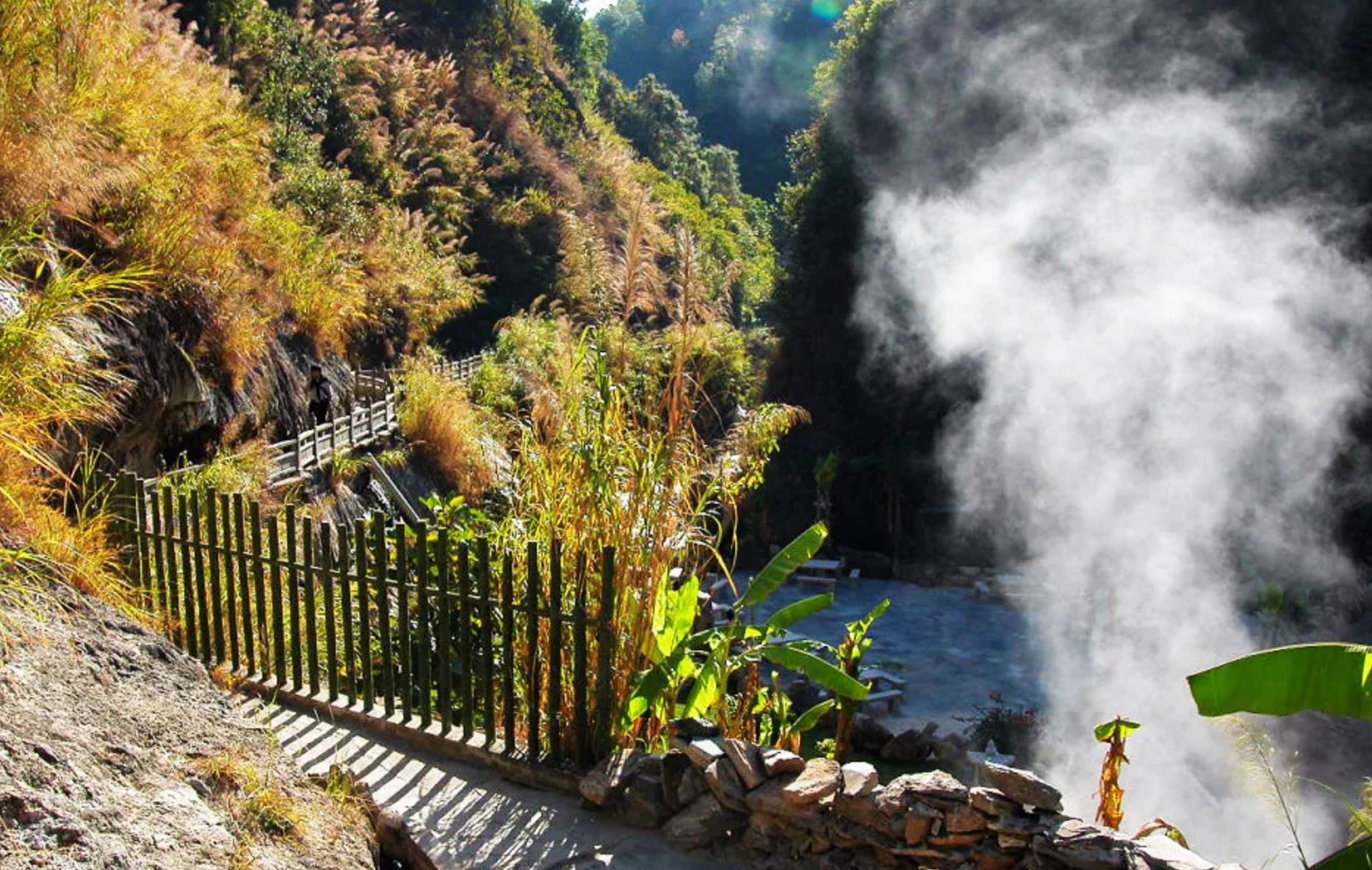 腾冲火山热海景区：中国著名的地热风景区，温泉群达80余处，最高水温达96.3℃