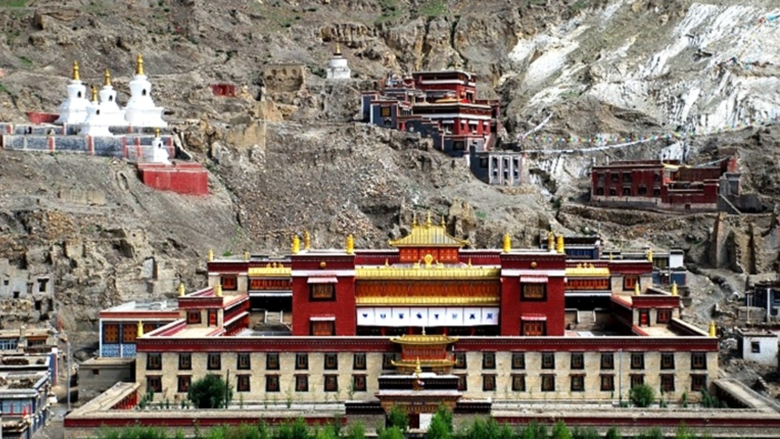 扎什伦布寺：融合了藏区传统建筑特色和佛教的特点，体现了藏族传统工艺和建筑特点